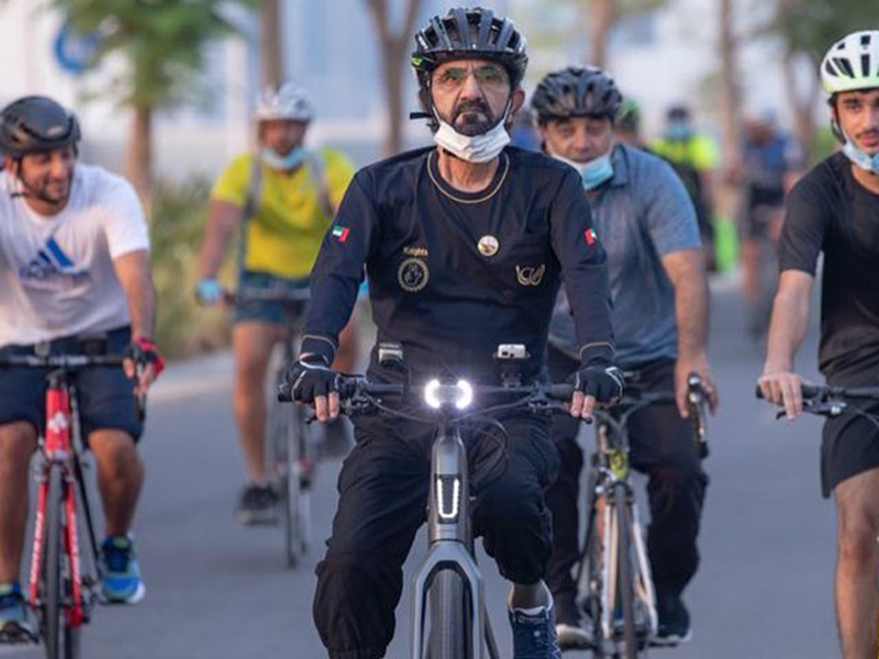 محمد بن راشد يتجول في دبي على دراجة هوائية